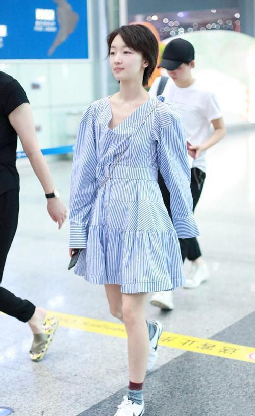 条纹连衣裙搭配耐克阿甘鞋.