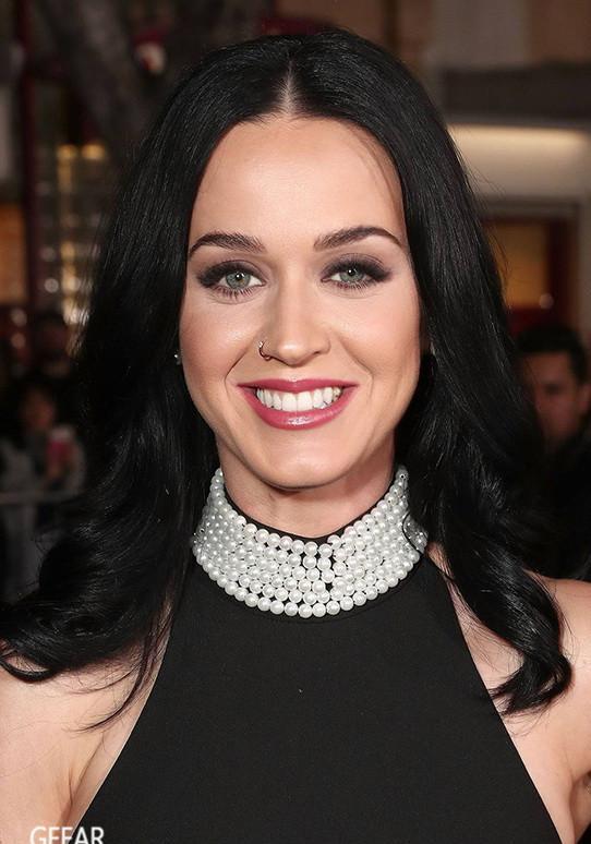 kate moss虽然 jolie 被广为人知的是她著名的纹身,但偶尔在耳环上做