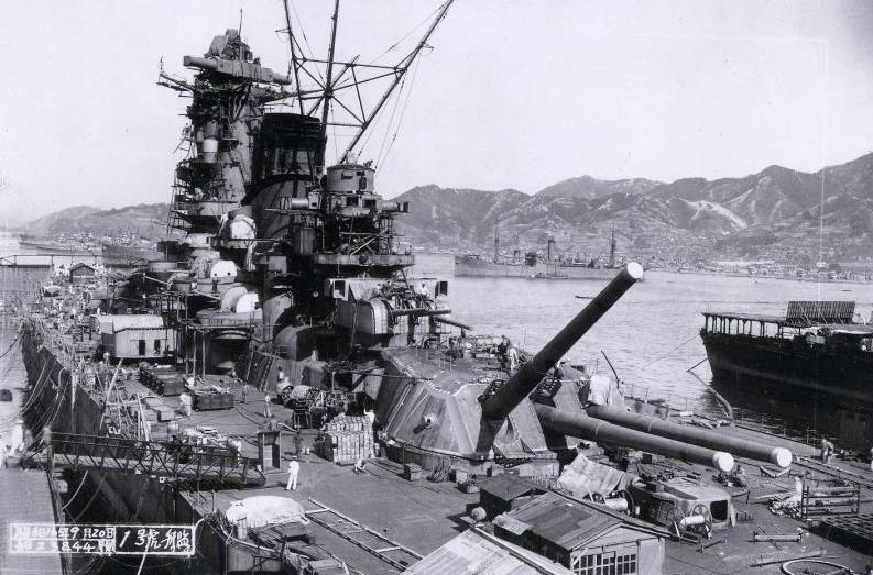 舰桥,画面右边的是凤翔号航母(遮风栏呈竖起状态),凤翔远方为间宫号给