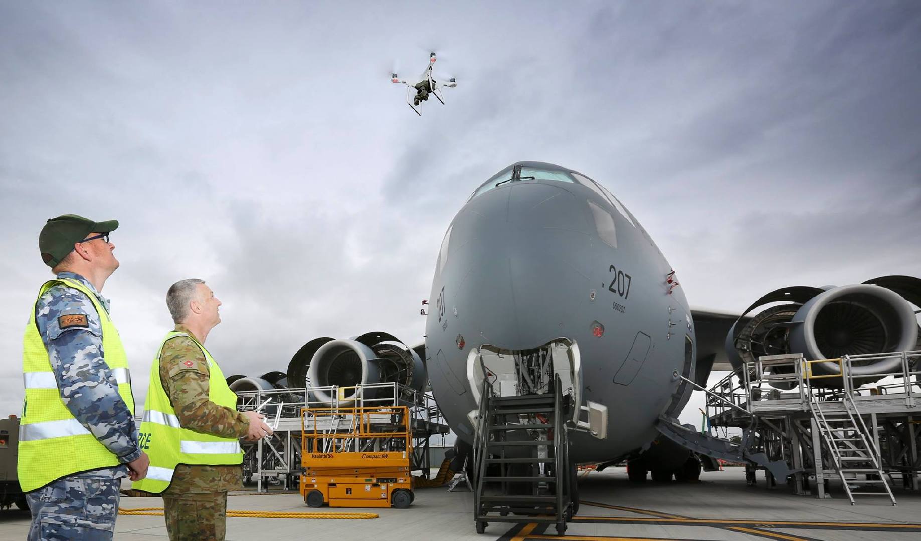 皇家澳大利亞空軍地勤人員用大疆無人機檢查c-17運輸機|地勤|運輸機