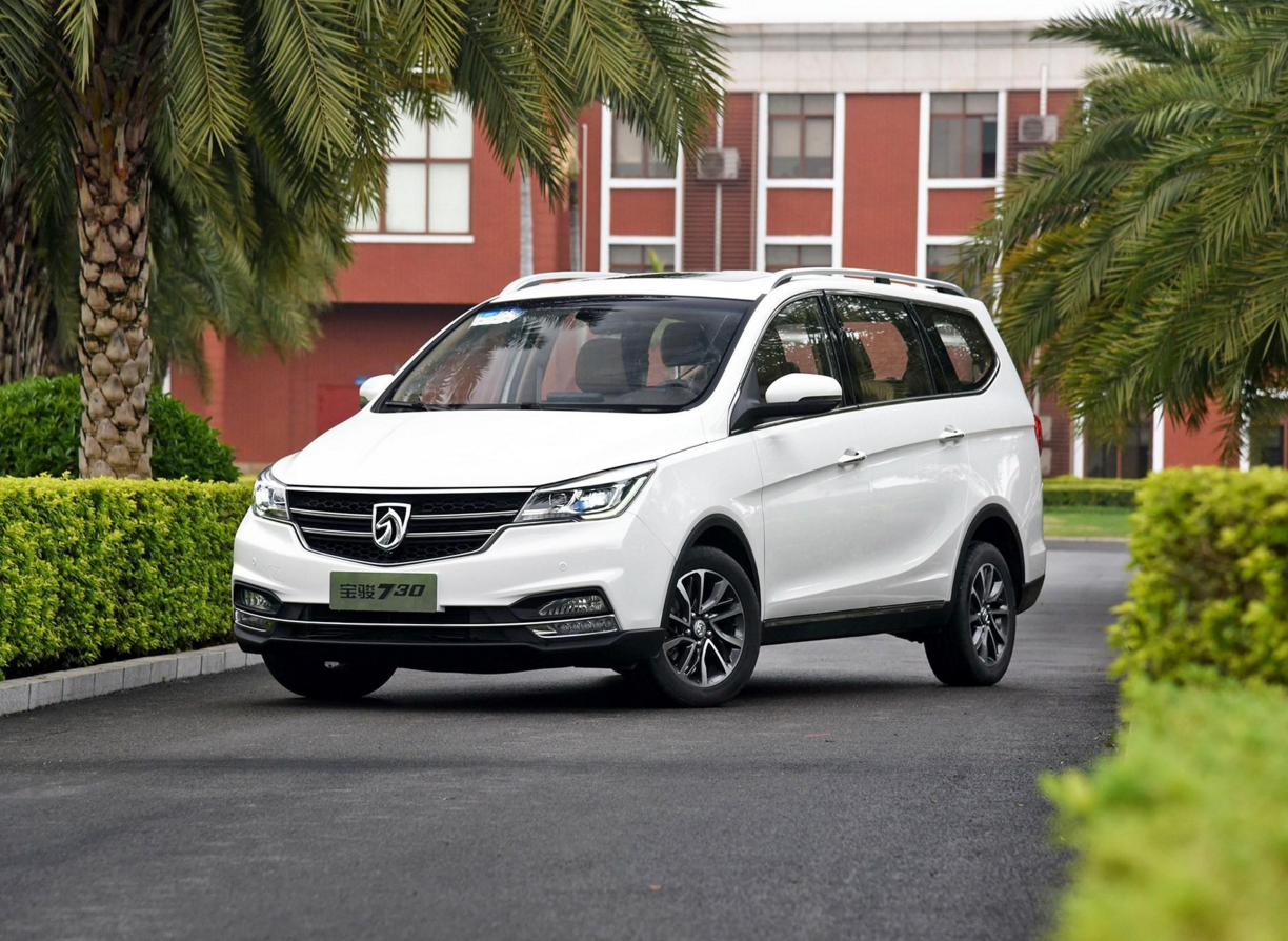 宝骏只是从面包车的基础上改为suv的外观,将底盘拉伸,把内饰设计的更