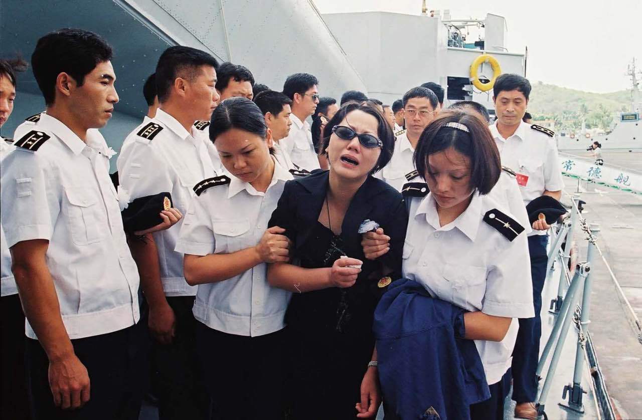 回顾十七年前 送别战友“海空卫士”王伟|王伟|阮国琴|部队_新浪新闻