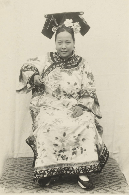 清朝贵妇真实照片,电视剧果然都是骗人的,现实中各各肥的流油