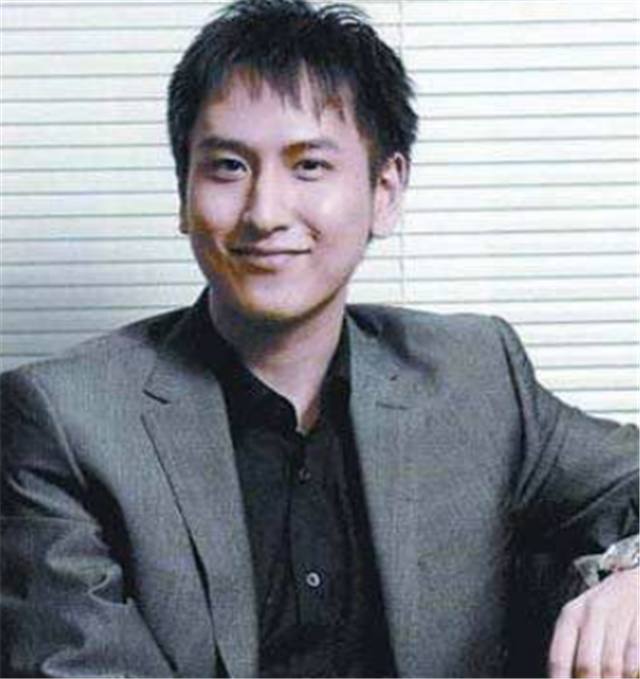 但是在香港可有个比他颜值要高得多的高富帅,那就是汤珈铖,号称"香港