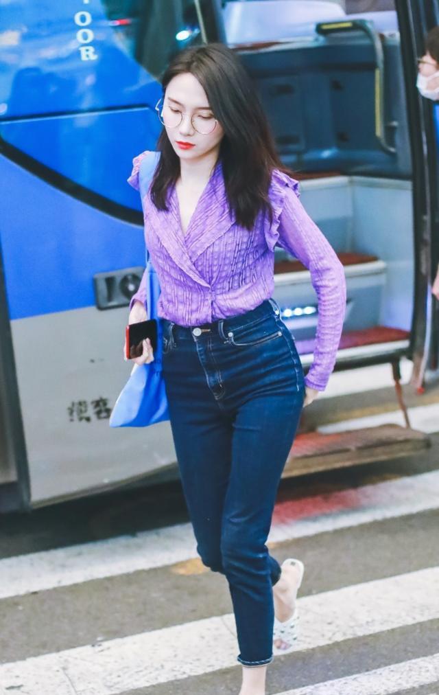 陆婷戴眼镜穿紫色衬衫搭配深蓝色牛仔裤现身机场皮肤白皙