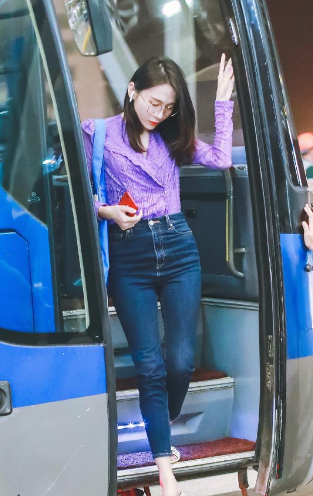 陆婷戴眼镜穿紫色衬衫搭配深蓝色牛仔裤现身机场皮肤白皙
