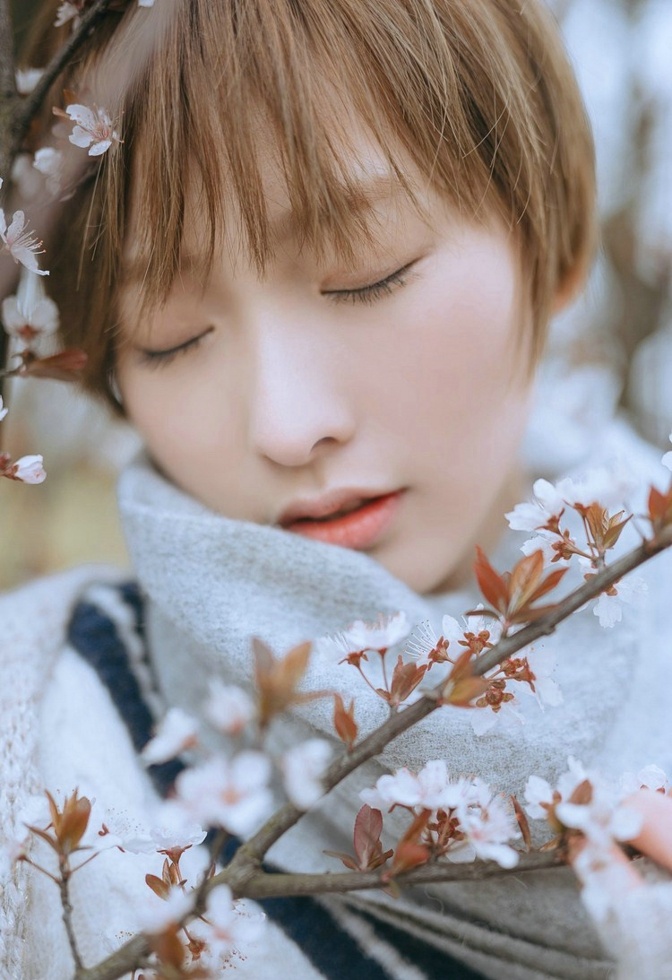 清新干练短发女生后花园清纯甜美粉嫩俏皮写真集