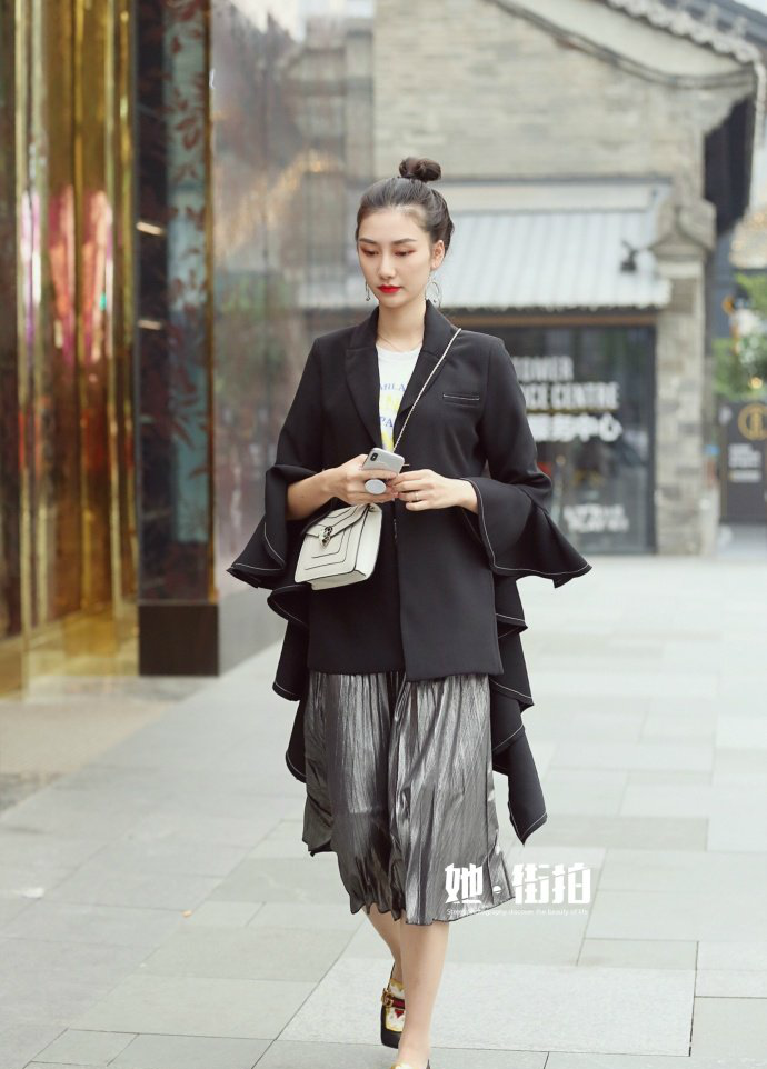 春熙路街拍,成都美女真会穿,简单的体恤搭配阔腿裤,气质满满