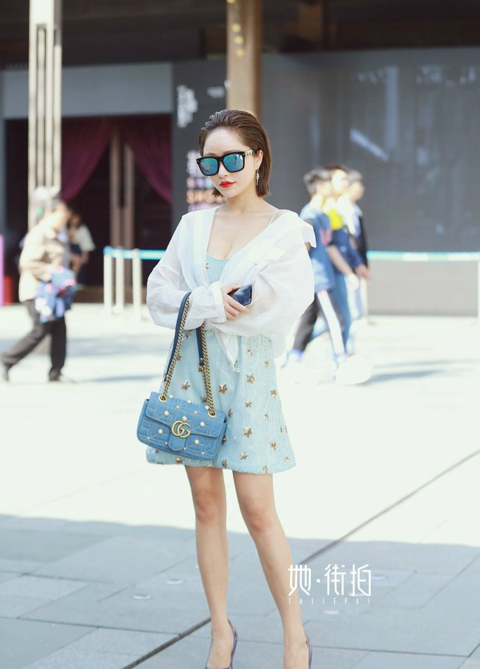 春熙路街拍,成都美女真会穿,简单的体恤搭配阔腿裤,气质满满