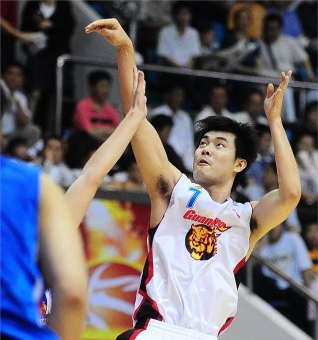 中国国内篮球运动员年薪排行榜,谁赚的最多