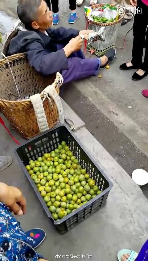 遇见最美城市【贵州一农村老人背李子进城卖,血汗钱被偷坐在路边哭泣