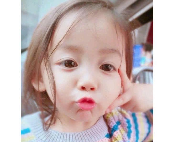 这个被大家设成头像的网红宝宝现在没有了婴儿肥变的更美了