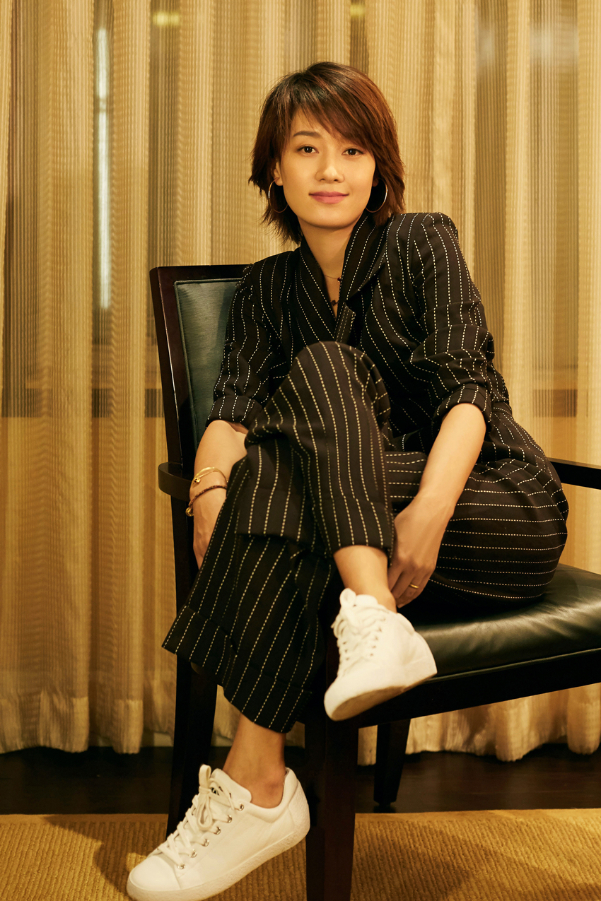 而且马伊琍在脚上是穿着白色的休闲鞋,不会让造型显得太古板.