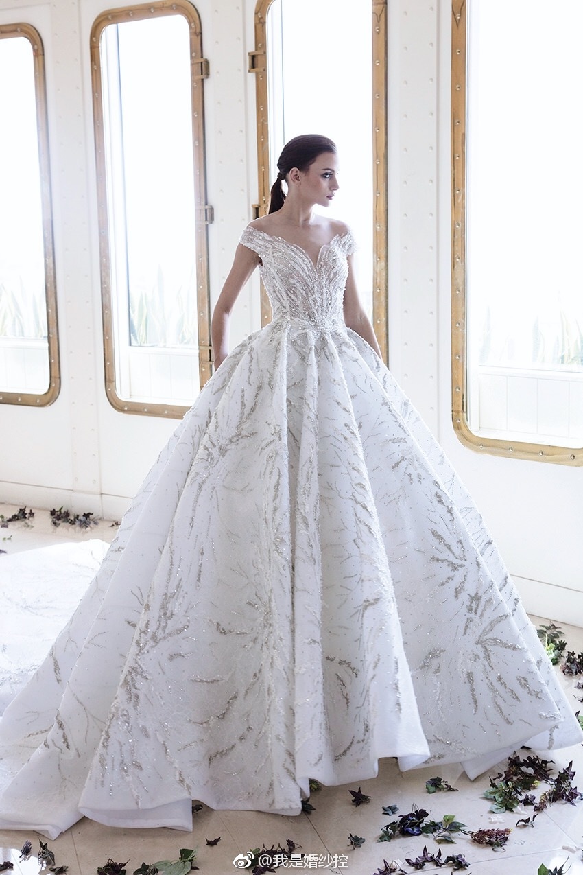 百看不腻的系列来自黎巴嫩高定ziad nakad