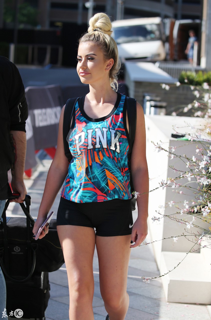 21岁英国模特克洛伊·艾林丸子头呆萌可爱,曾在米兰被绑架