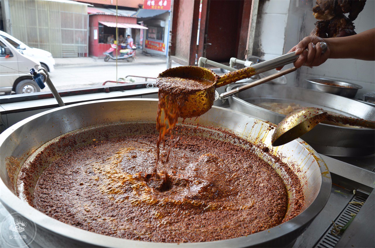 河南大叔用祖传手艺熬辣椒油一盒20块钱为保密晚上关门熬制