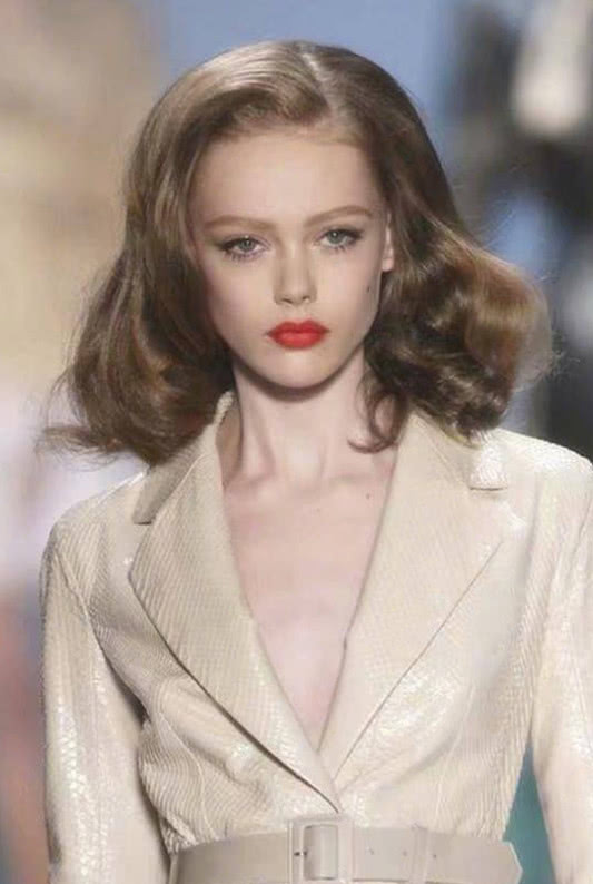 她被赞"全球颜值最高的超模",网友:像是坠落在凡间的天使一般