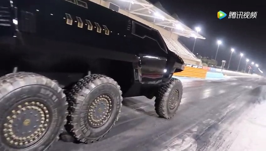 迪拜六轮越野车develsixty,加速完虐奔驰g!