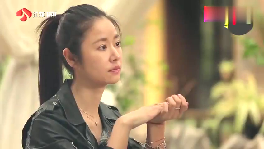 林心如出席活动穿错衣服现场瞬间尴尬了