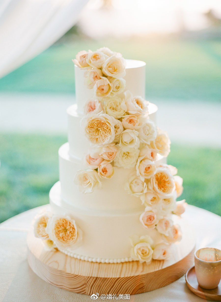 无论糖还是鲜花,漂亮的花朵都是您婚礼蛋糕的完美配饰!