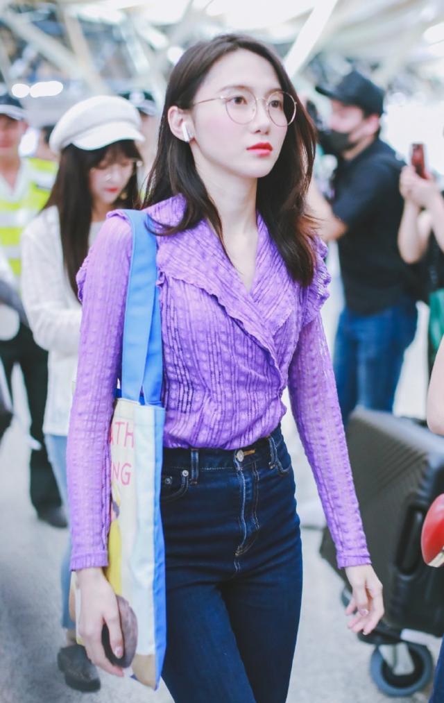 陆婷戴眼镜穿紫色衬衫搭配深蓝色牛仔裤现身机场皮肤白皙