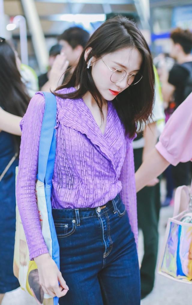 陆婷戴眼镜穿紫色衬衫搭配深蓝色牛仔裤现身机场皮肤白皙