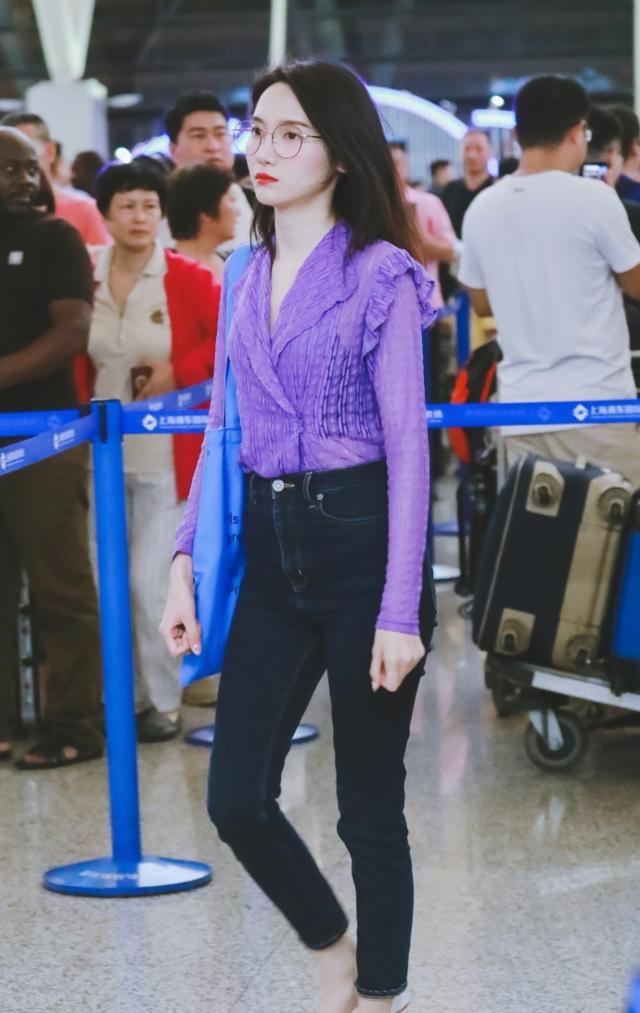 陆婷戴眼镜穿紫色衬衫搭配深蓝色牛仔裤现身机场皮肤白皙