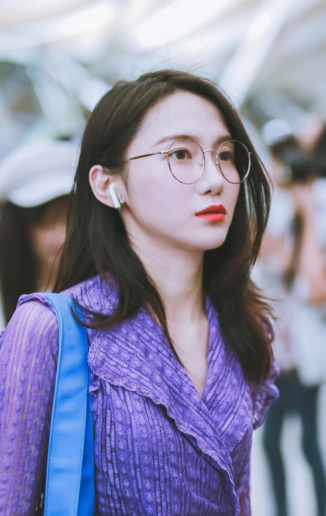 陆婷戴眼镜穿紫色衬衫搭配深蓝色牛仔裤现身机场皮肤白皙