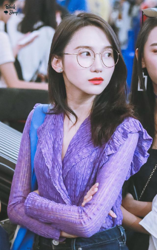 陆婷戴眼镜穿紫色衬衫搭配深蓝色牛仔裤现身机场皮肤白皙