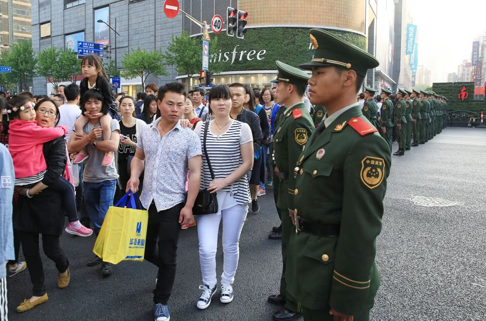 上海外滩武警用人墙的方式维持秩序,值得我们深思!