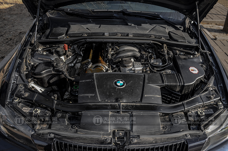 图:打开发动机舱n45b20s似乎与n46b20一眼看上去并没有什么本质差别.