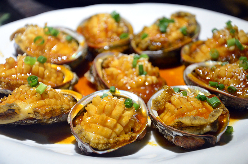 这家海鲜大排档主打两大厦门特色菜,每天晚上九点多还好多人排队