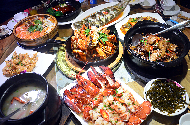 这家海鲜大排档主打两大厦门特色菜,每天晚上九点多还好多人排队