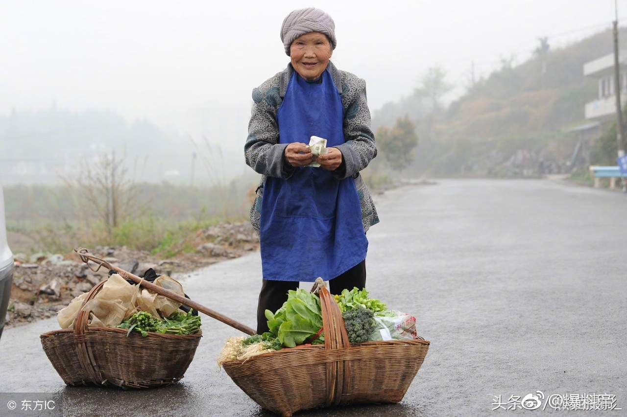 贵州81岁老奶奶冒雨卖菜,步行4公里收入只有7元钱,还收到过假钱
