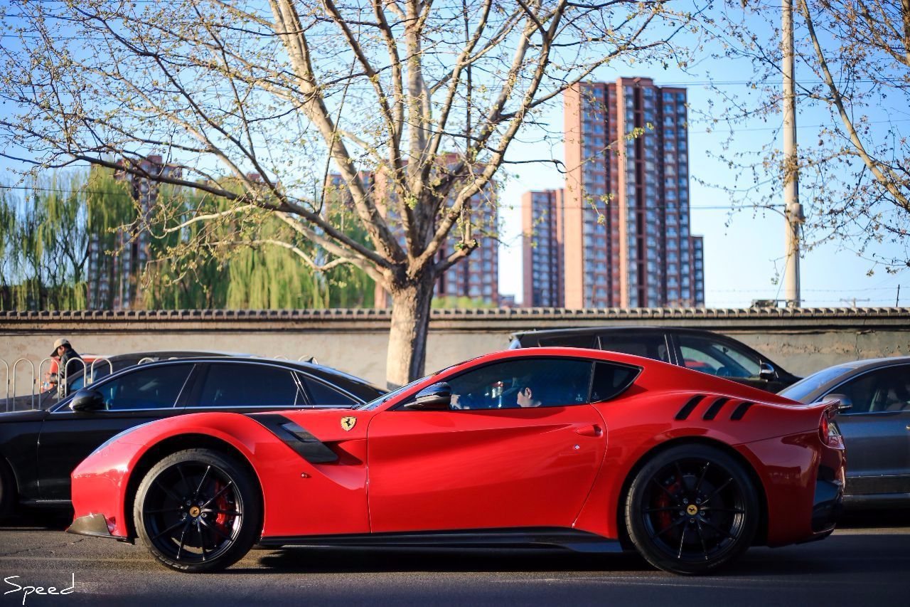 冯绍峰脱鞋玩赛车,买p1花了1200万,法拉利保养自己去