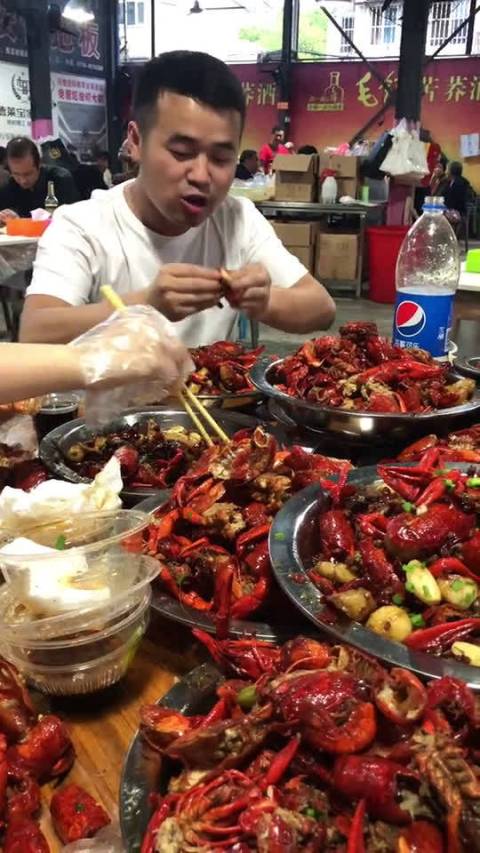 要达到什么样的经济条件,才能这样吃龙虾? 67
