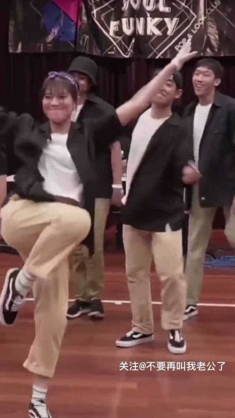 中文歌舞大赛,这女孩比男孩子还帅。恋爱了