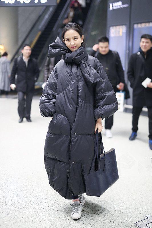 佟丽娅穿一万多的羽绒服,却像套个垃圾袋,网友:明星钱多人傻?