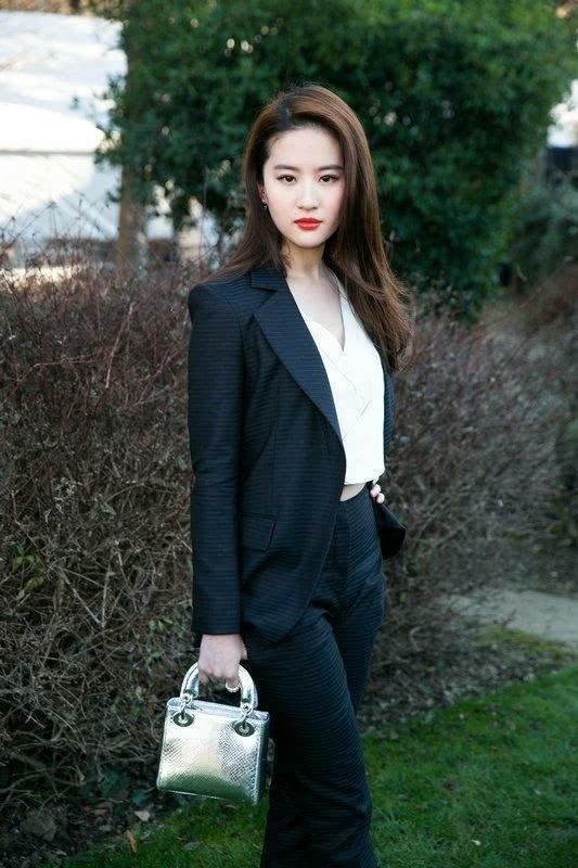 刘亦菲西装造型亮相,神仙姐姐这次真的好帅