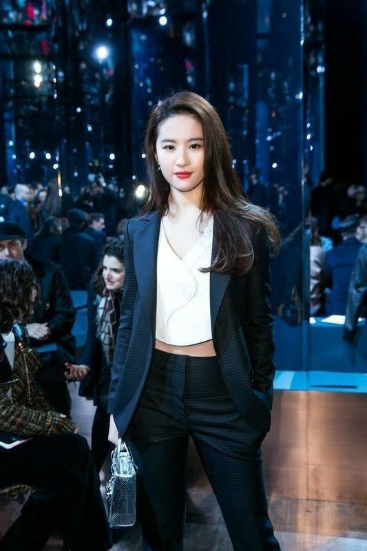 刘亦菲西装造型亮相,神仙姐姐这次真的好帅