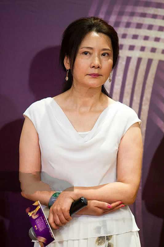 她是越剧界的名角,演艺界老戏骨,今55岁素颜出席活动风韵不减|何赛飞