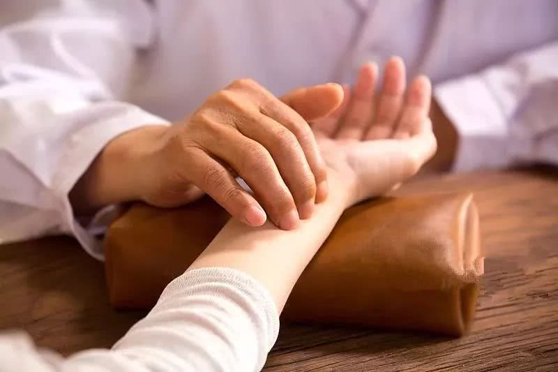 把脉又称为切脉,是中医师用手按病人的动脉,根据脉象,以了解疾病内在