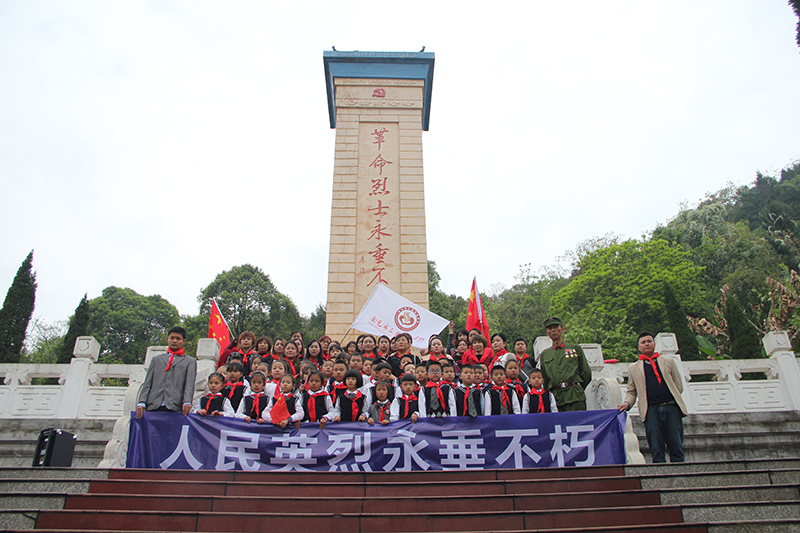 南充市三原实验学校组织学生祭扫烈士墓,弘扬爱国精神