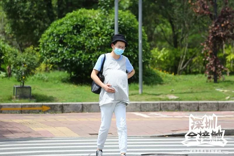 挺着"大肚子"却整整走了一分钟 路上没有人会去搀扶孕妇 在体验的四