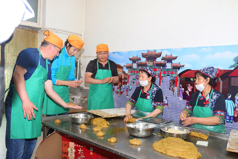 图为记者在太谷鑫饼记体验制作太谷饼 杜利勇 摄近年来,太谷县主动