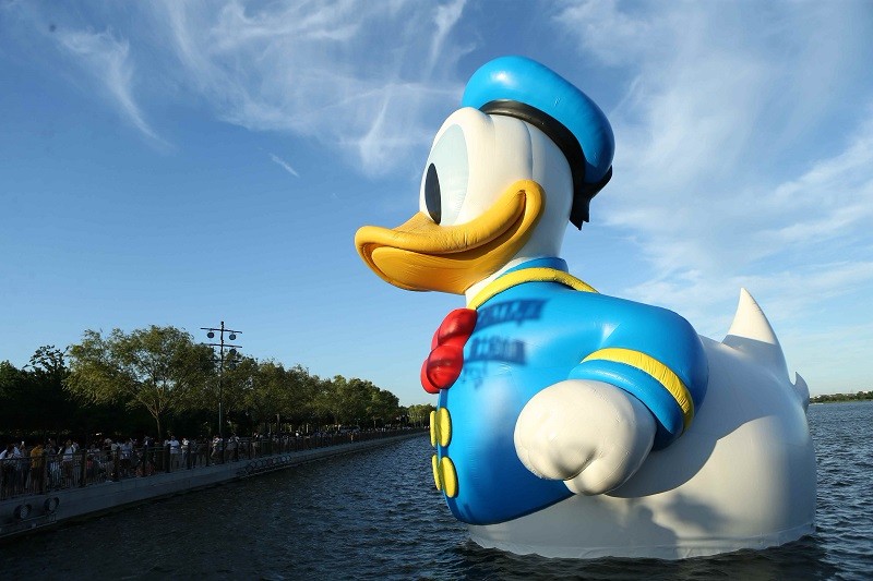 2018年7月14日,上海,全球最大唐老鸭现身上海迪斯尼小镇星愿湖畔,11米