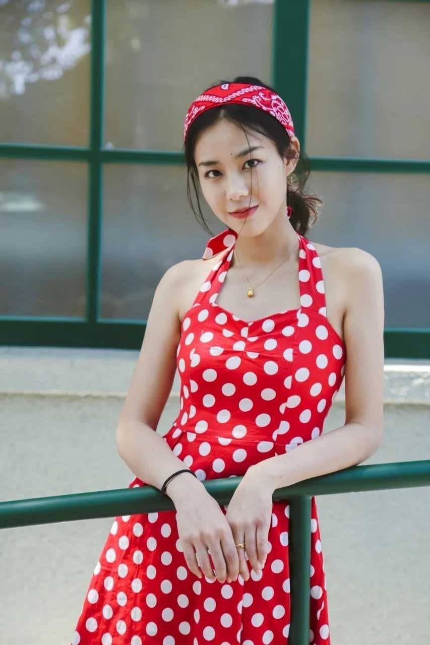 红色斑点连衣裙,复古风单品比较小清新,搭配红色头带很可爱抢眼的桃心
