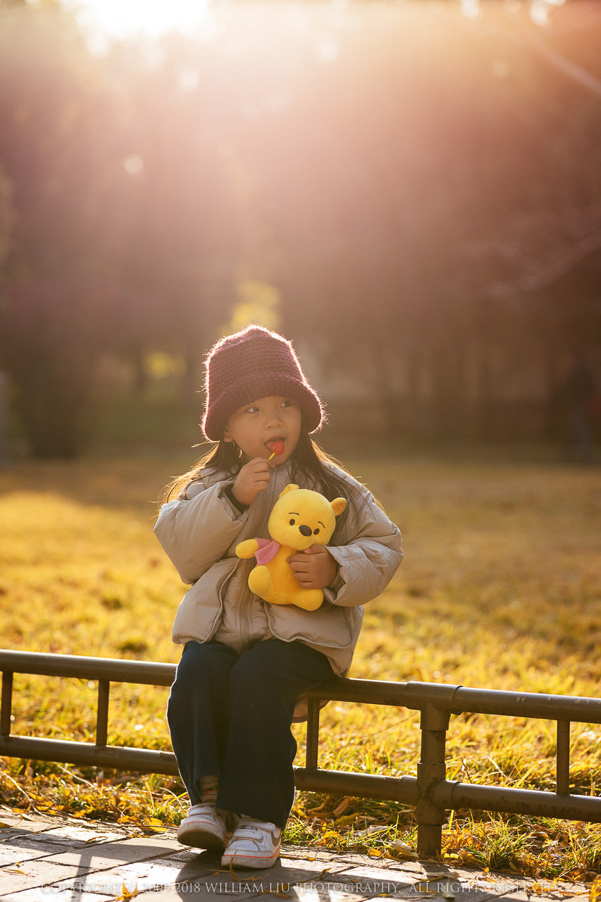 初冬的颐和园有种特别的美看暖暖的阳光洒在她天真可爱的小脸上感觉