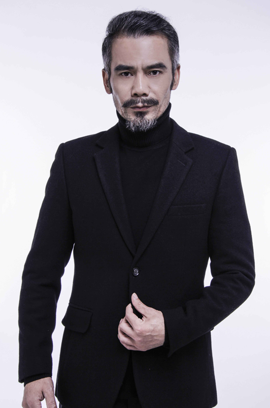 帅大叔任青安曝正装照片 独特胡子造型强势圈粉