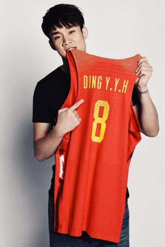 众好友为丁彦雨航打call 朱芳雨与小丁调侃成亮点